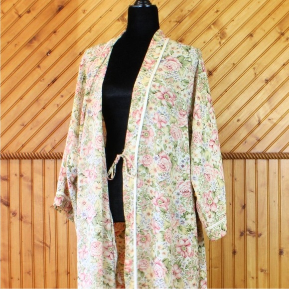 Vintage Diamond Tea Nightgown & Robe Set
Floral - Picture 8 of 14